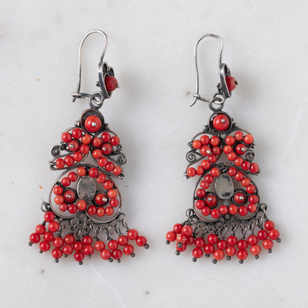 Muneca Simple Coral Rojo Earrings
