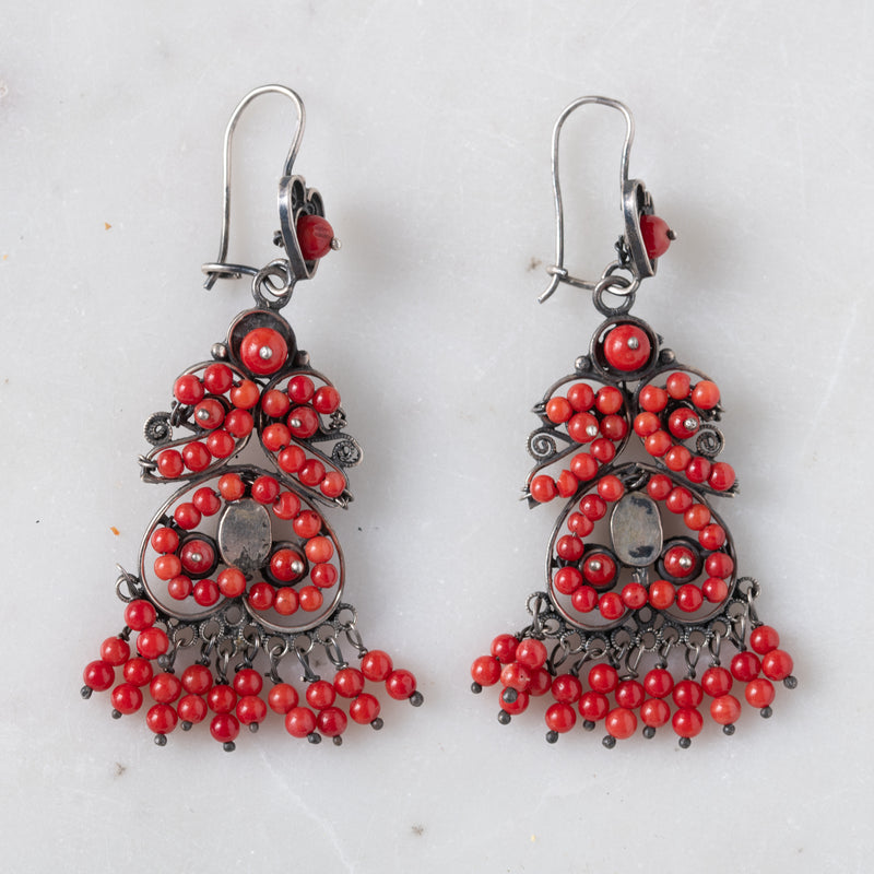 Muneca Simple Coral Rojo Earrings