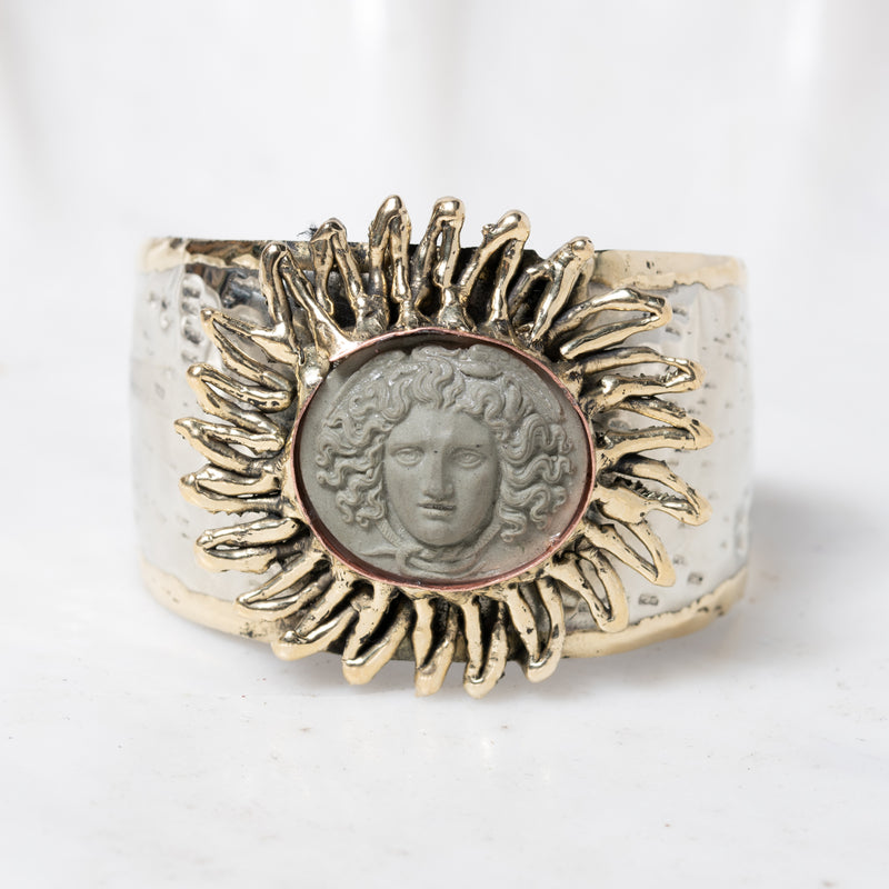 Pequeña Carved Cameo Cuff