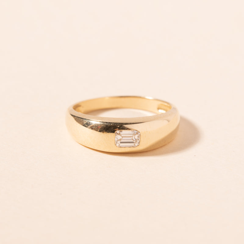 diamond baguette in gold ring 