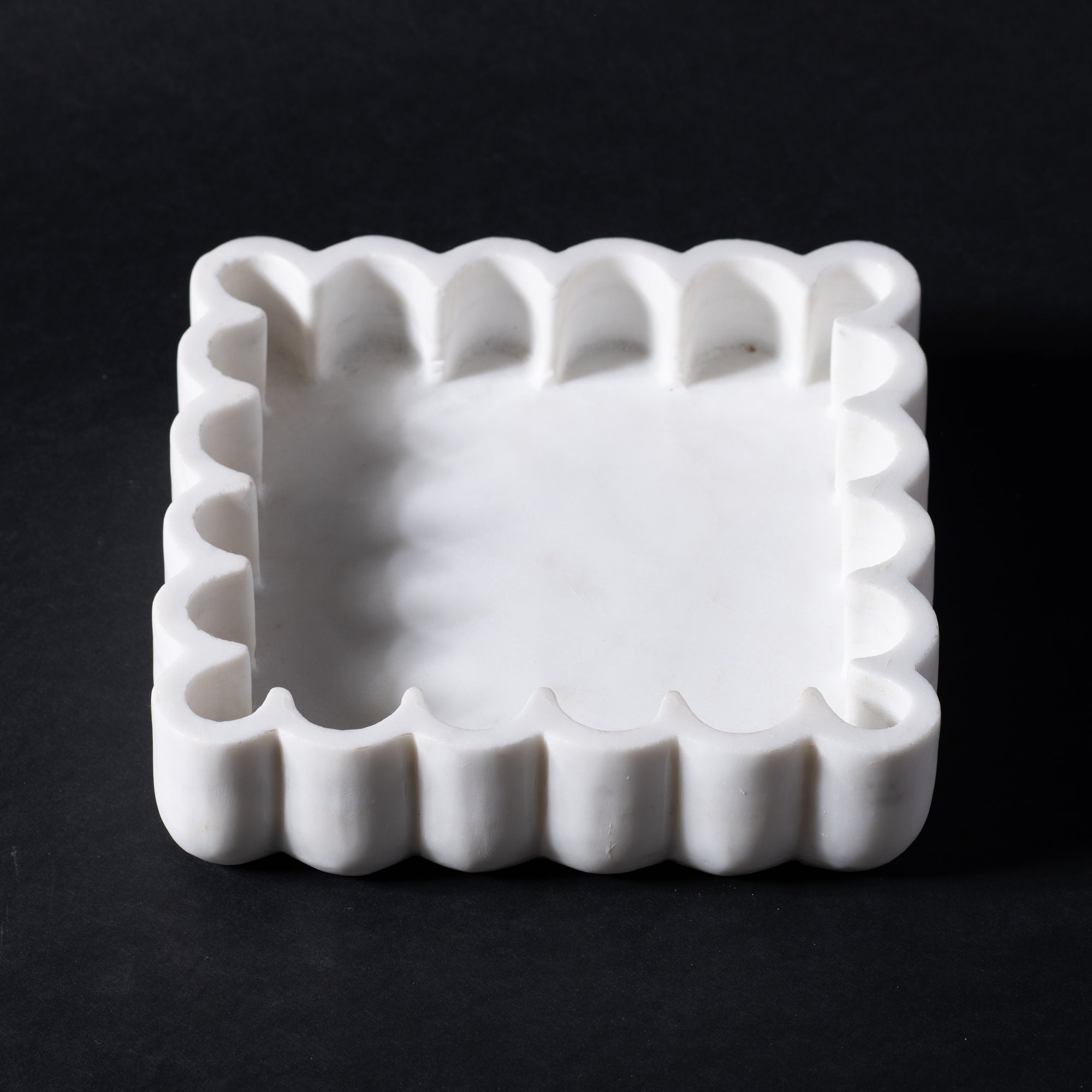 white marble waved plate 