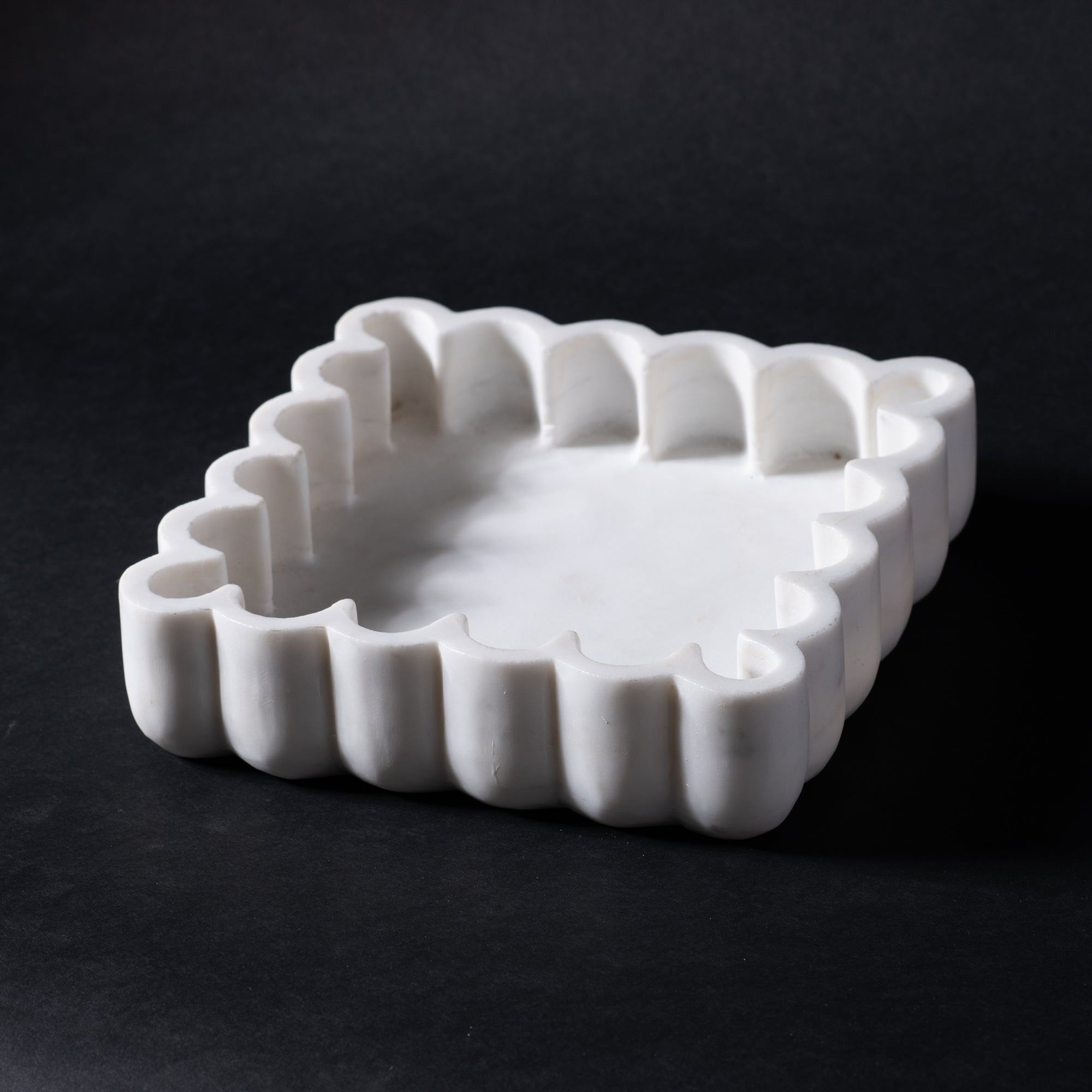 white marble waved plate 