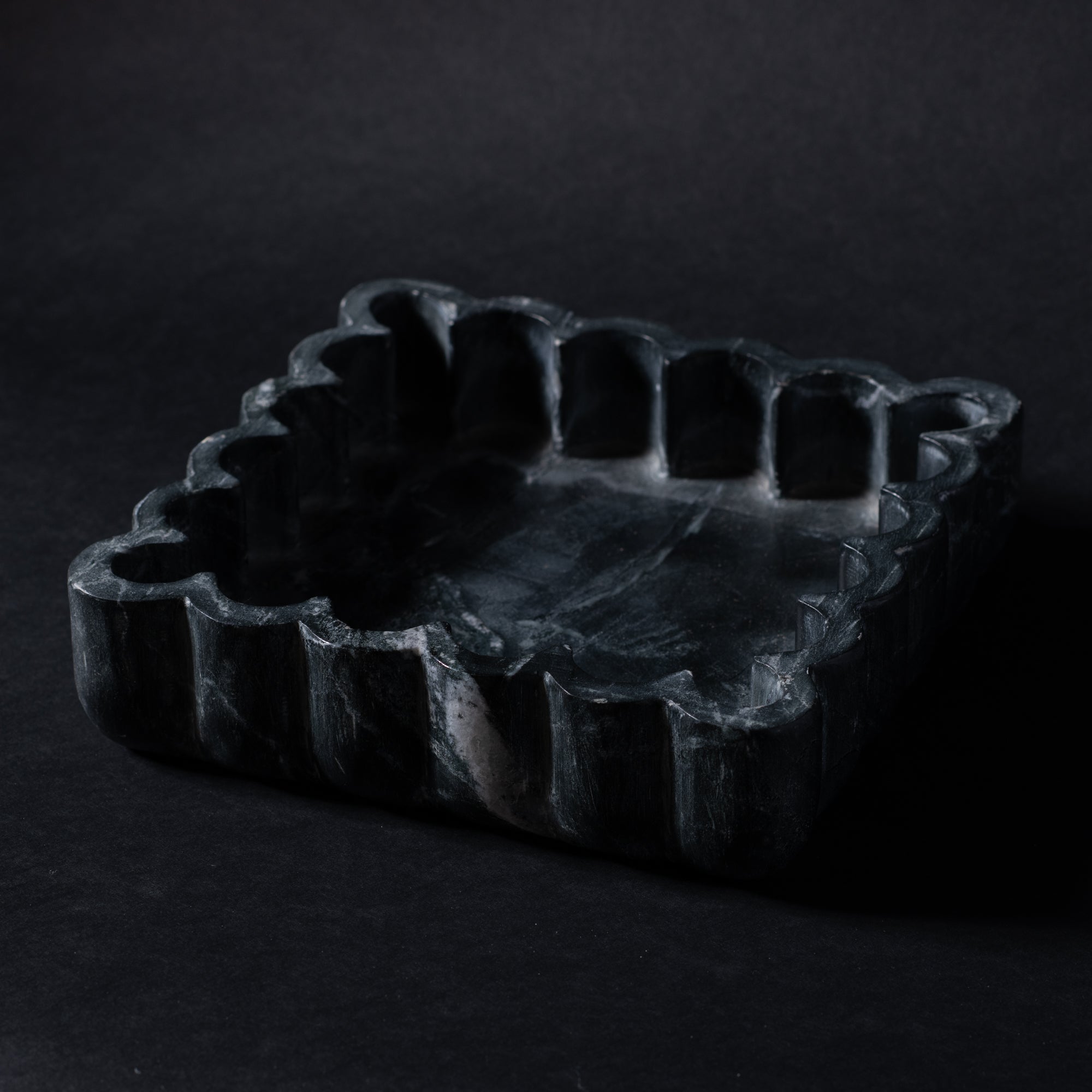 black marble waved plate 